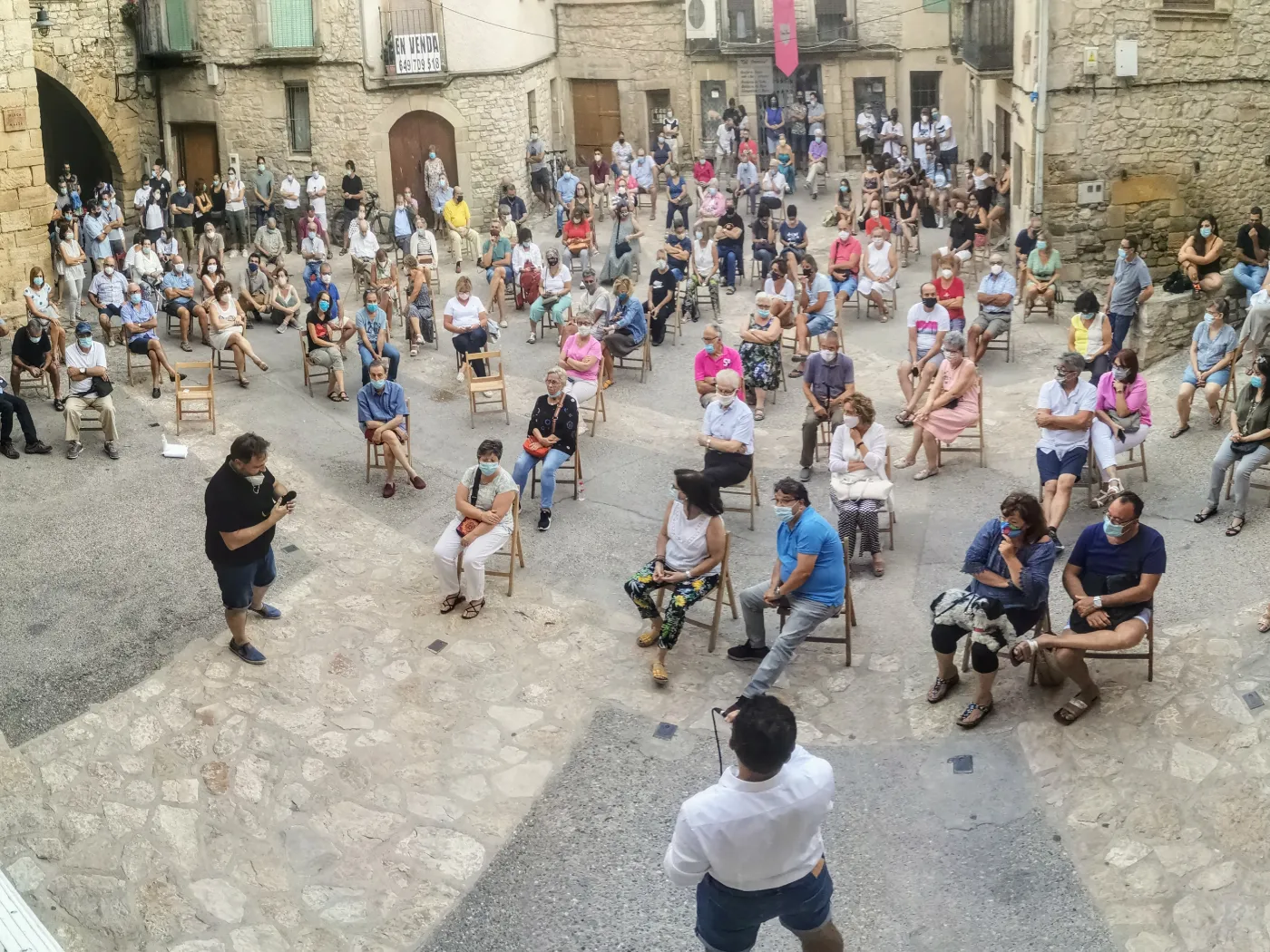 Assemblea a la plaça de Guimerà als inicis de ViuGuimerà