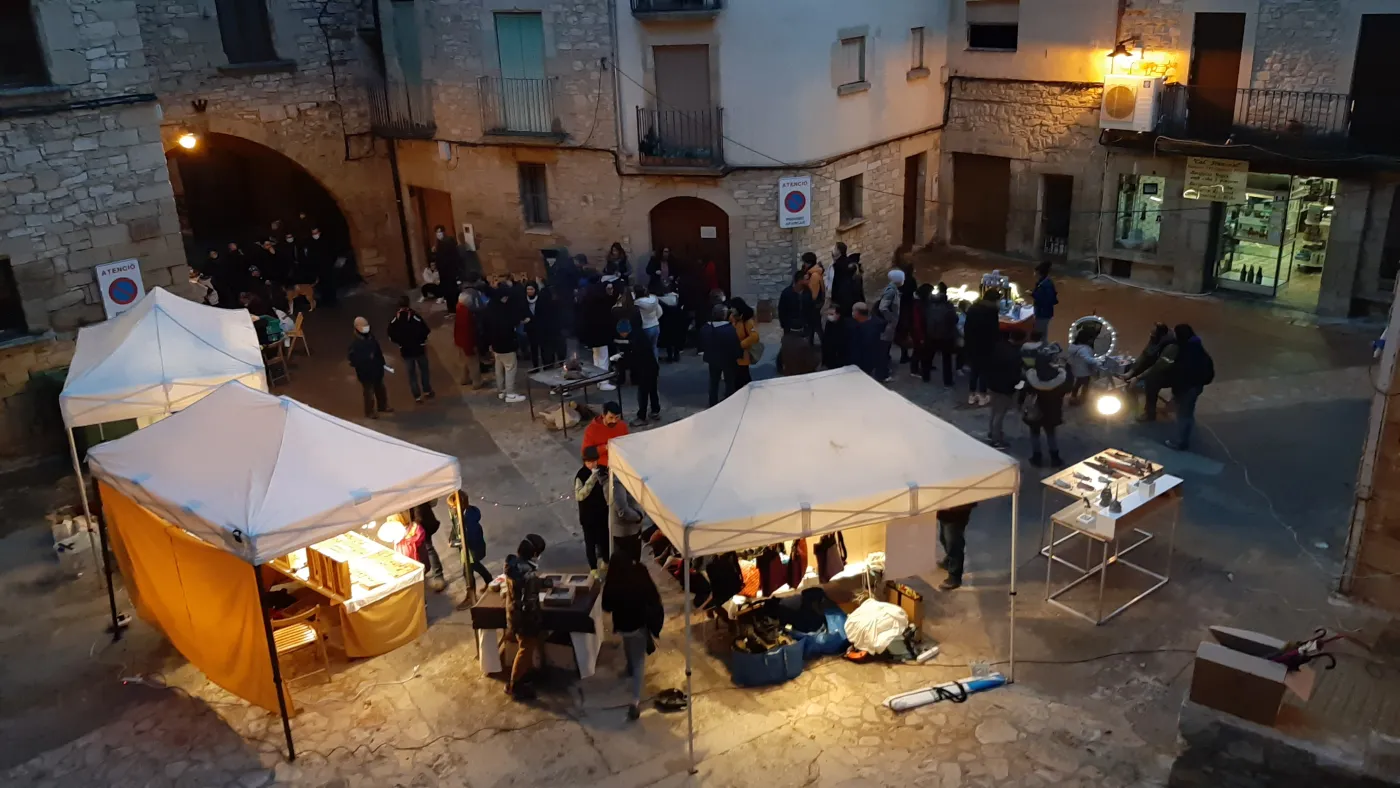 Fira i ambient nocturn a la plaça de Guimerà