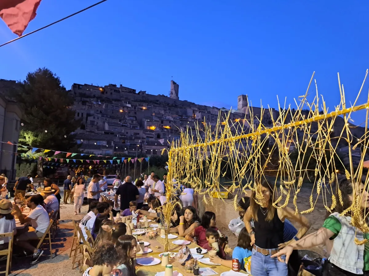 Sopar comunitari de ViuGuimerà amb Guimerà al fons