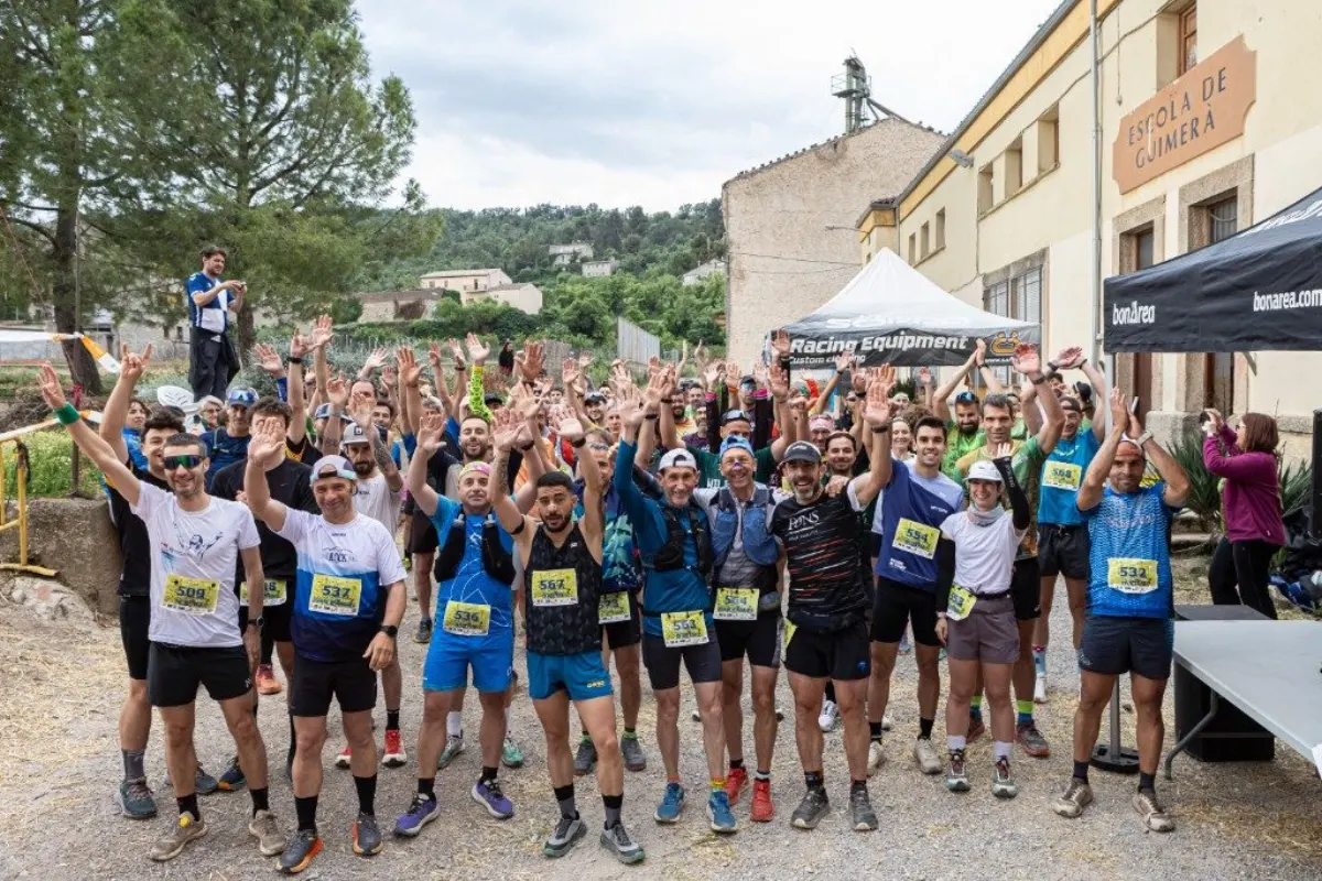Corredors de la Trail Tros saludant davant l’Escola de Guimerà